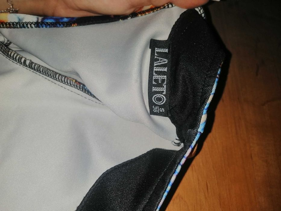 Къса рокля с гол гръб