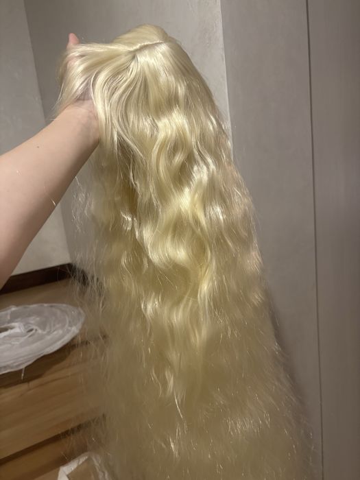 Волнистый парик с челкой 100 см. Длинный блонд парик 1 метр
