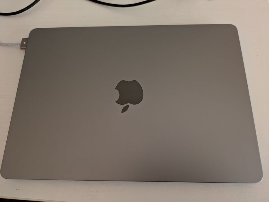 MacBook air 13 M2 24GB 512 GB като нов