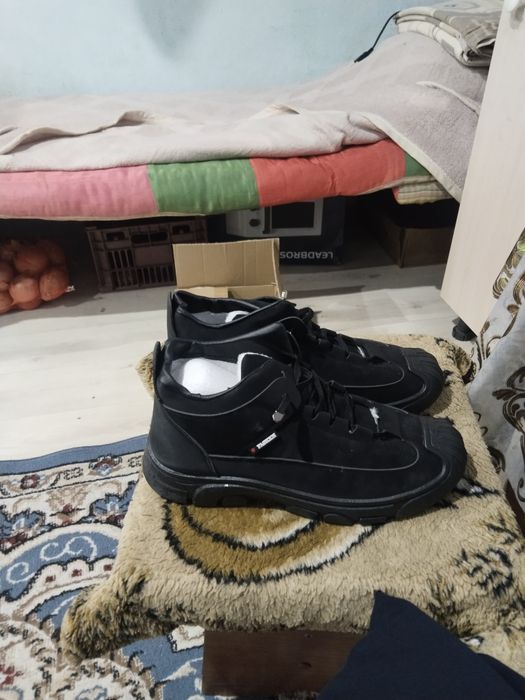 Продам кроссовки демисезонные 42р.