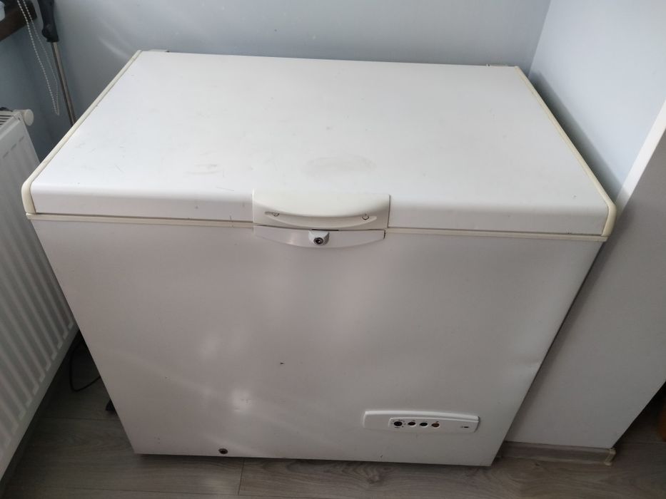 Vând lada frigorifica Whirlpool perfecta stare de funcționare.