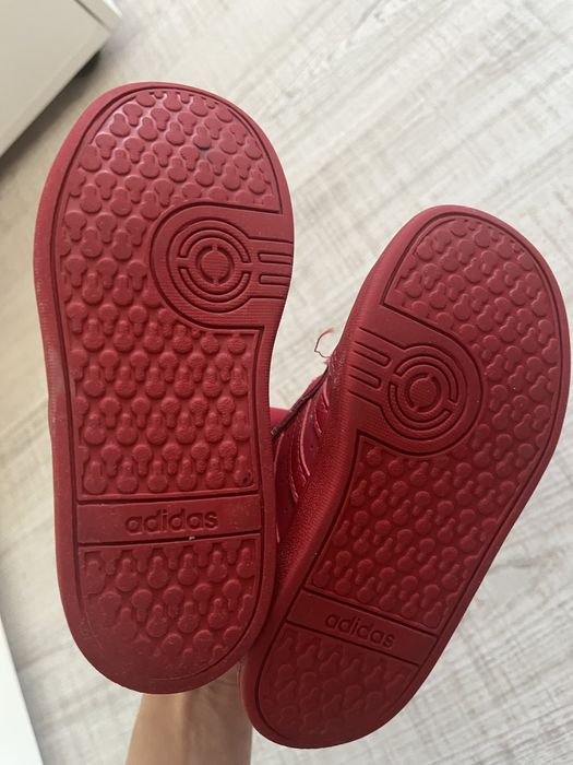 Кецове adidas червени