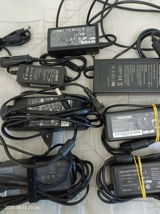 Alimentatoare laptop diverse, toate funcționale.