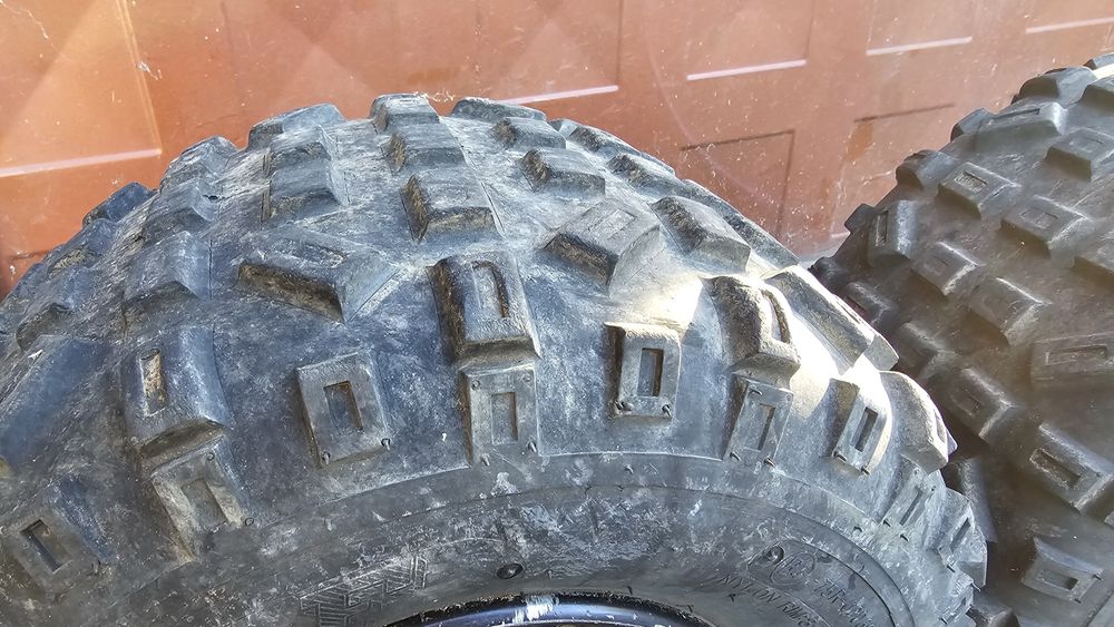 Продавам 2 броя задни гуми със джанти за атв 8 цола