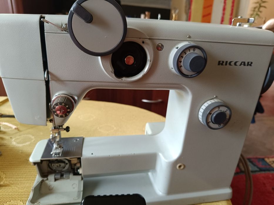 Vând mașină de cusut