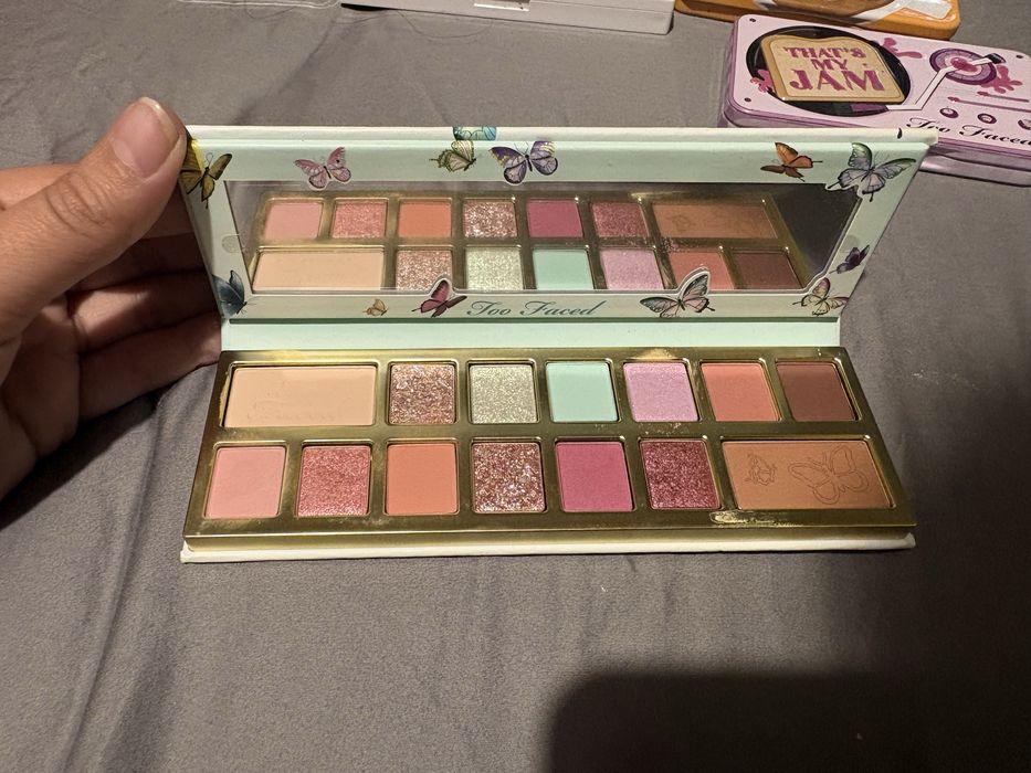 3 палитри Too Faced - в комплект