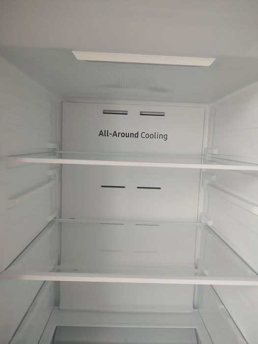 Продавам хладилник Samsung, в гаранция