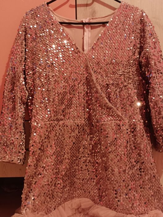 Комплект розови рокли за майка и дъщеря от кадифе с пайети и тюл!