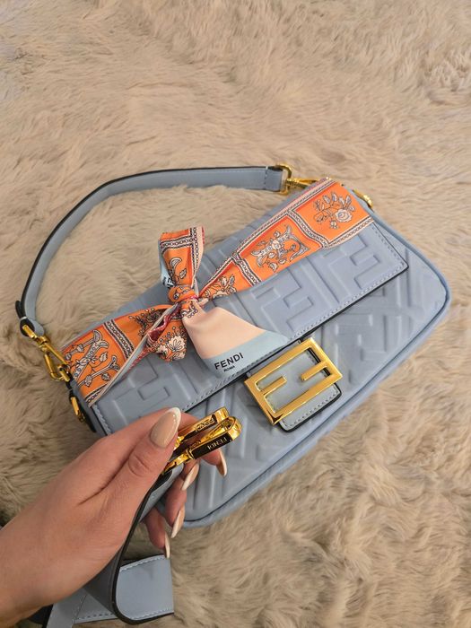 Светлосиня дамска чанта FENDI baguette