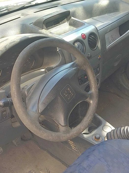 лек автомобил Пежо Партнер