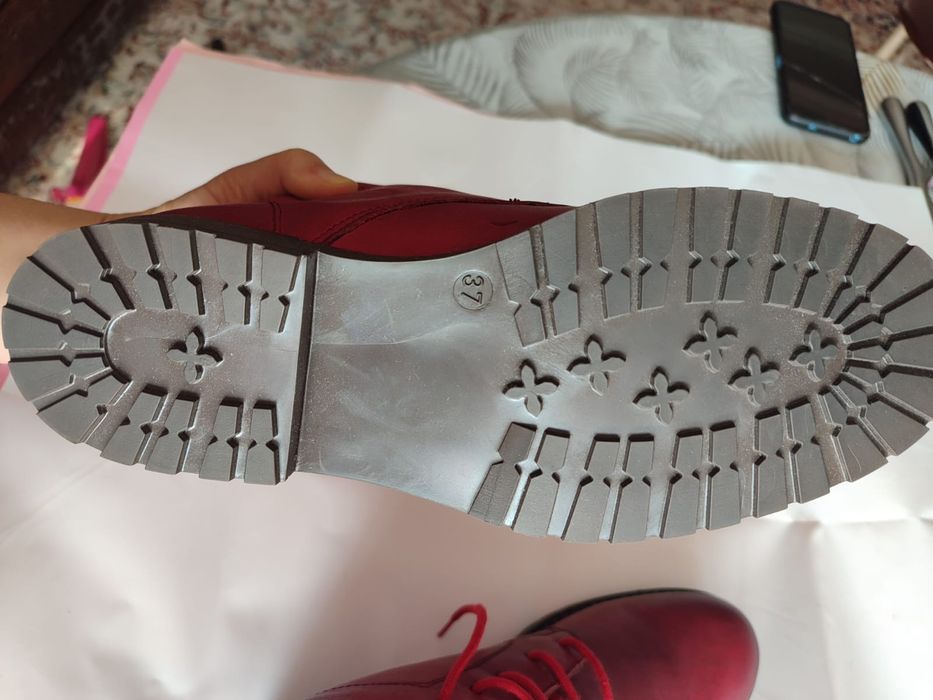 Продам женское зимние ботинки