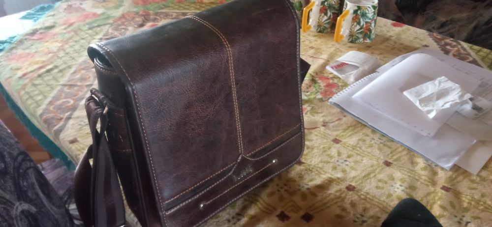 Чанти през рамо едната е чисто нова другата е в добро състояние здрави