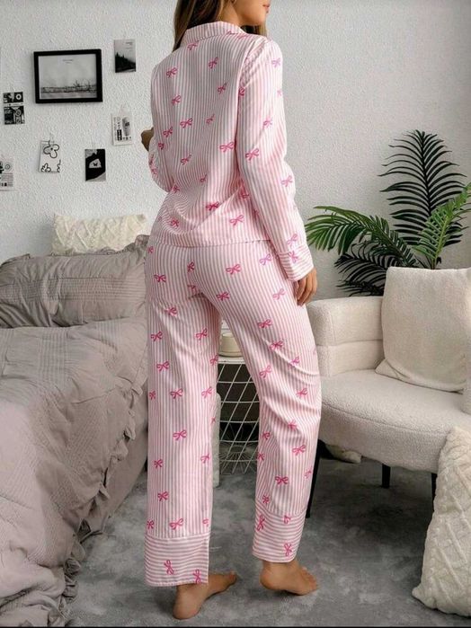 Комплект пижама с дълъг ръкав и папионка.