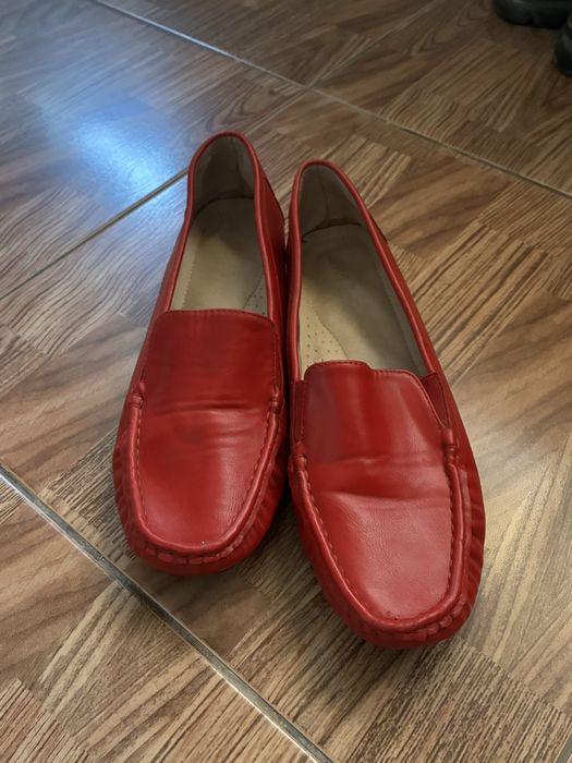 красные женские мокасины