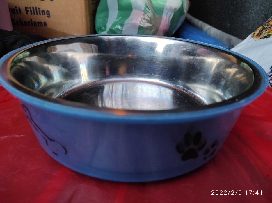 Продавам каишки,нашийници, поводи, четки, купички за храна.