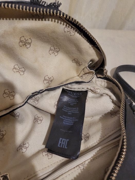 Оригинална раничка на Guess