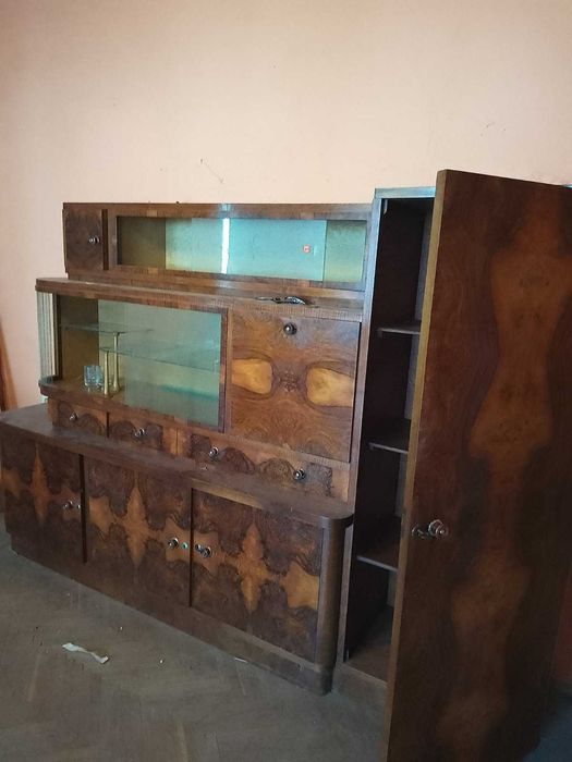 Масивен дървен бюфет в ретро стил