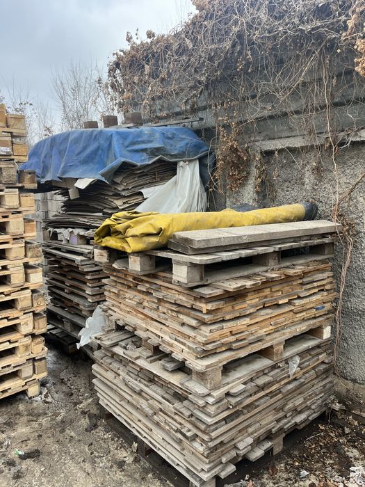 Деревянные поддоны, дрова и отрезки досок