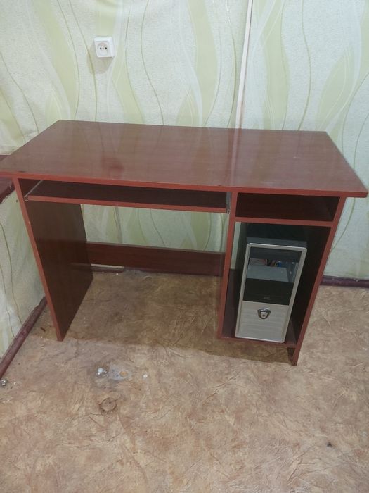 Письменный стол для компьютера и учебы