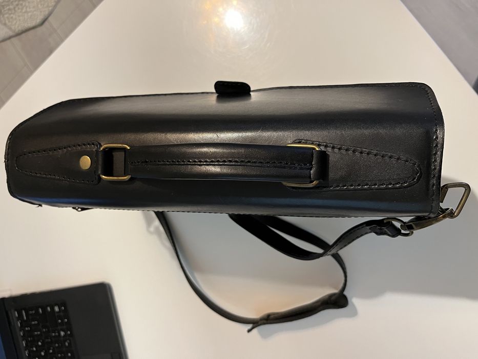 Vand geanta laptop din piele