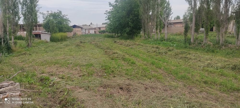 12 sotix yer sotiladi