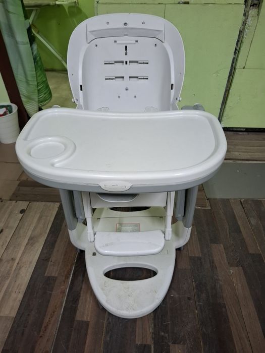 Scaun de masă pentru bebeluși