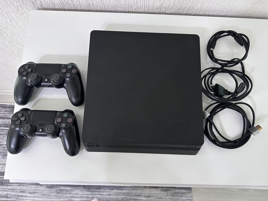 PlayStation 4 Slim 1TB със 2 джойстика и игра