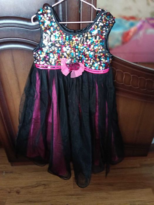 Продам праздничные платья на девочку