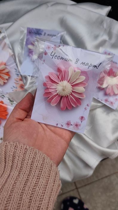 Букет с цветя от соев восък мартенички осми март