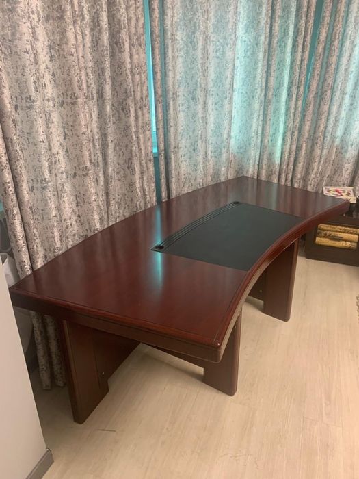 Большой стол для руководителя.