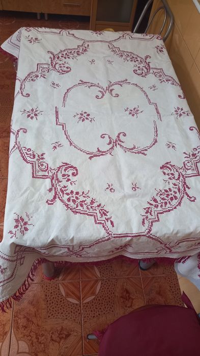 Vand 2 fete de masa superbe cusute manual cu ață roșie cu modele tradi