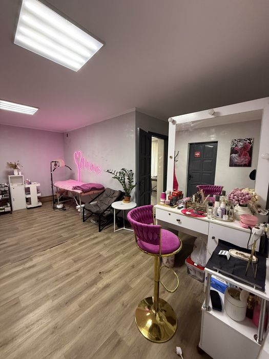 Сдам места в студии для бьюти мастеров. Кушетка, зеркало.