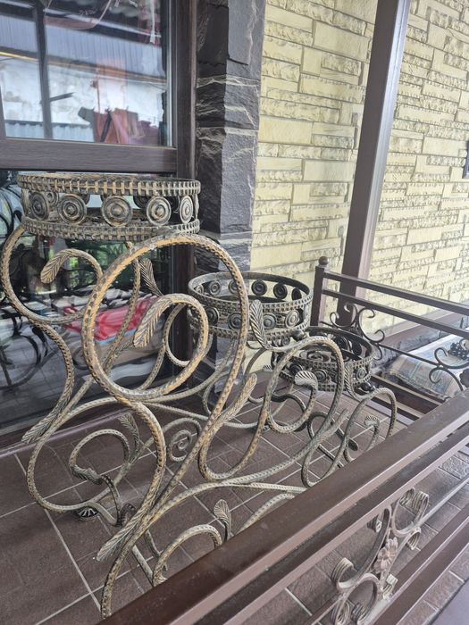 Кованные подтавки для цветов
