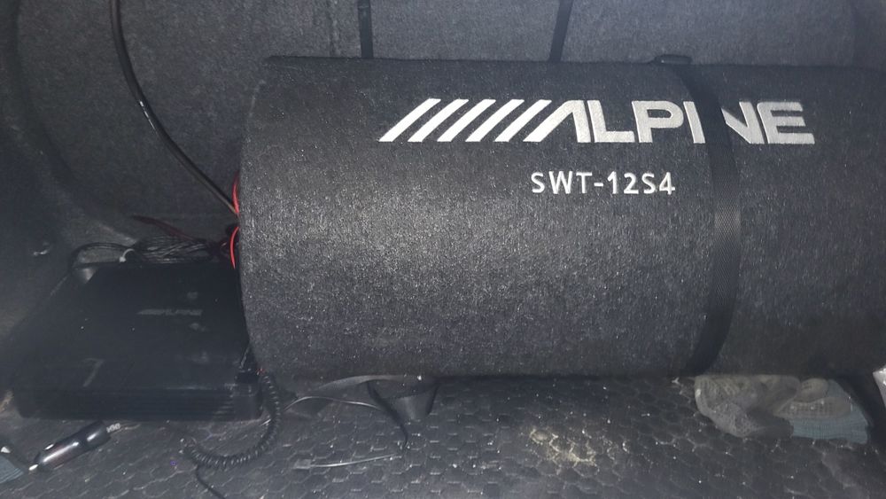 Vand subwoofer alpine +statie