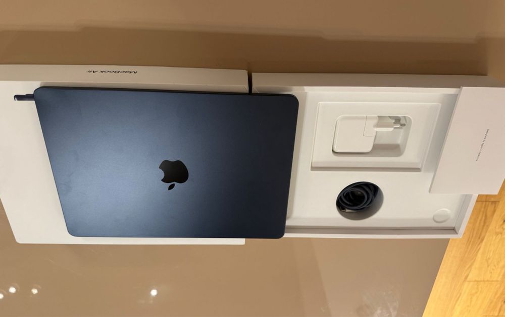 MacBook Air 13” M3 (2024) - Midnight Black