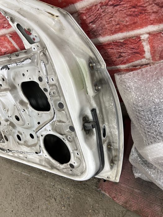 Дверь nissan bluebird eu14