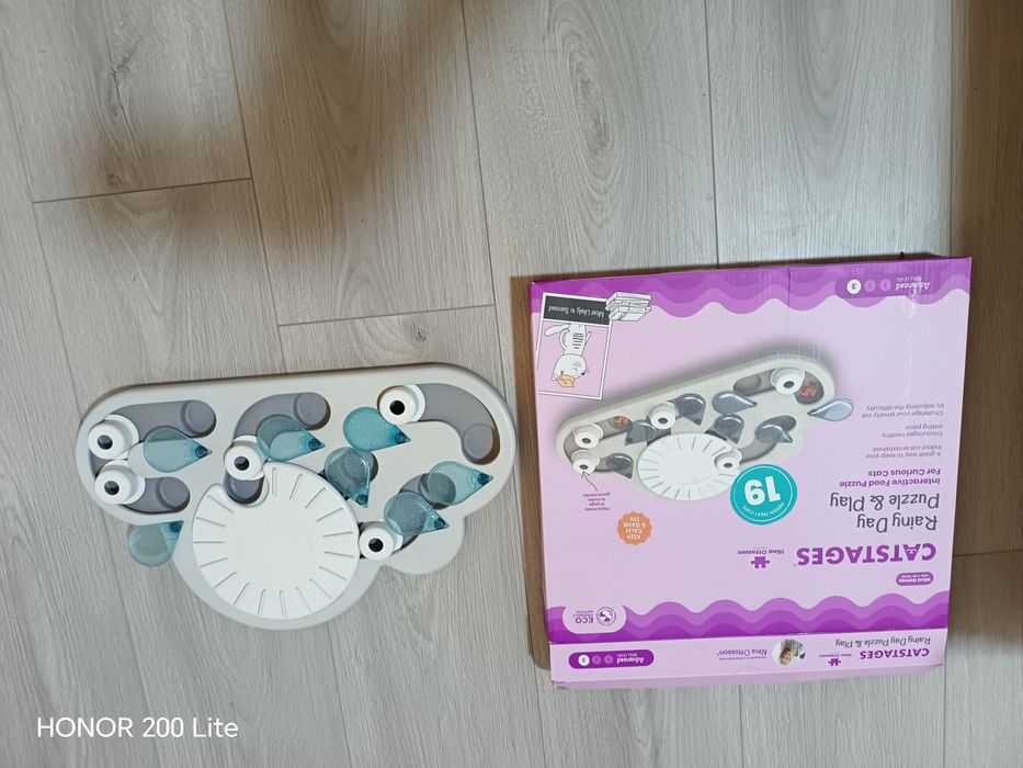 hrănitoare pentru pisici