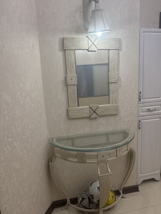 Зеркало, консоль в прихожую