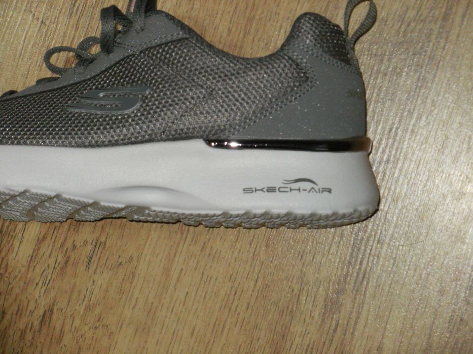 Skechers оригинални детски нови 36,5