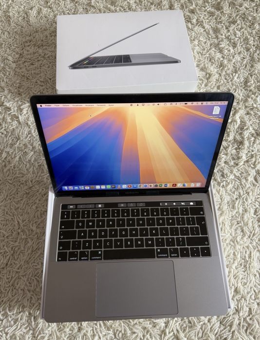 Laptop Macbook Pro 13 inch din 2019, cu 512 gb, touchbar și touch id