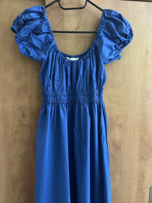 Дълга синя рокля