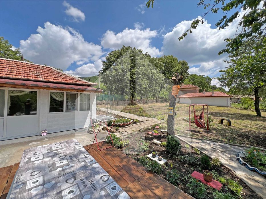 Продава еднофамилна, едноетажна къща в с. Средня (Шумен). ТОП имот!