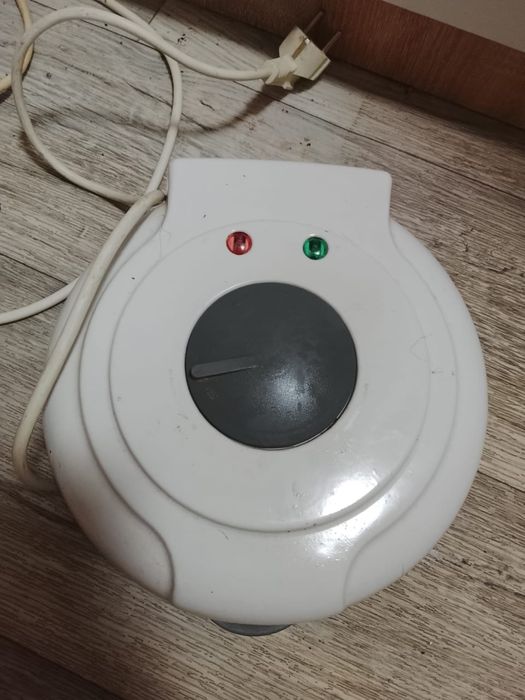 Продам электрическую вафельницу