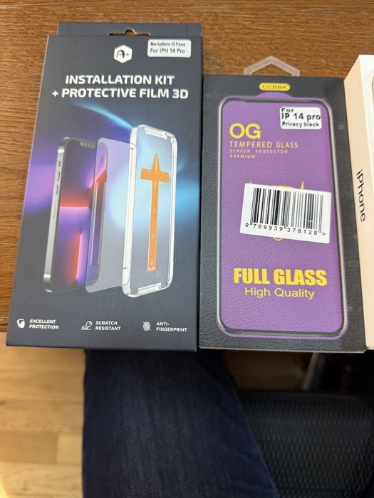 Cutie IPhone 14 Pro si cablu de alimentare
