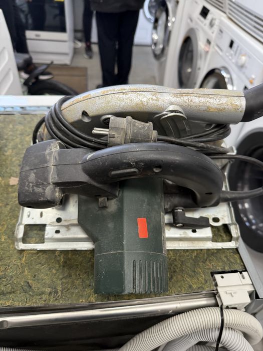 Продавам професионален ръчен циркуляр METABO