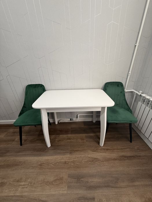 Продам стол и стулья для кухни новые совсем