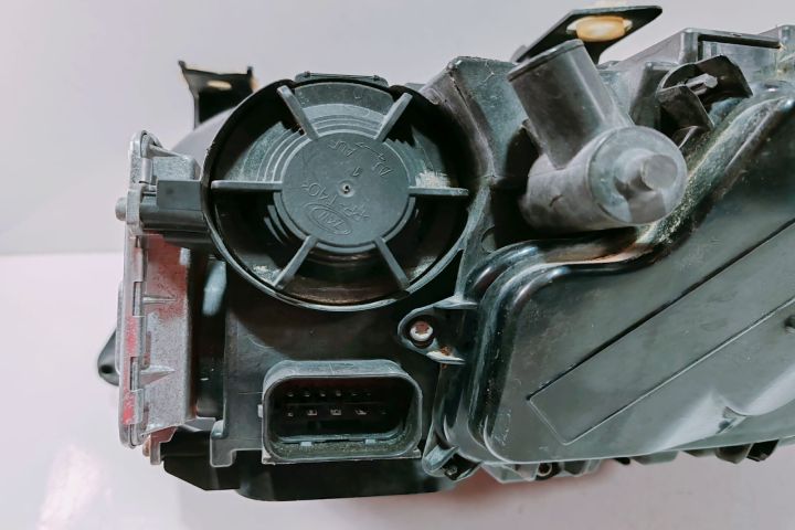 Far  Dreapta xenon adaptiv - europa 631172025849 BMW Seria 3 E90/E91/