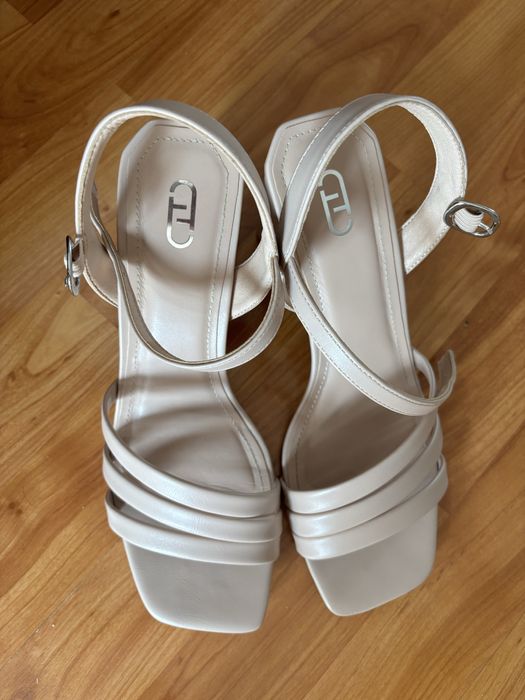 Продам босоножки