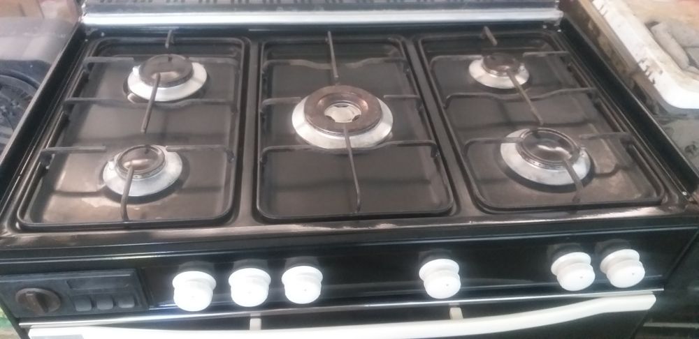 Продам.Газ  плиту в хорошем состоянии,все работает.