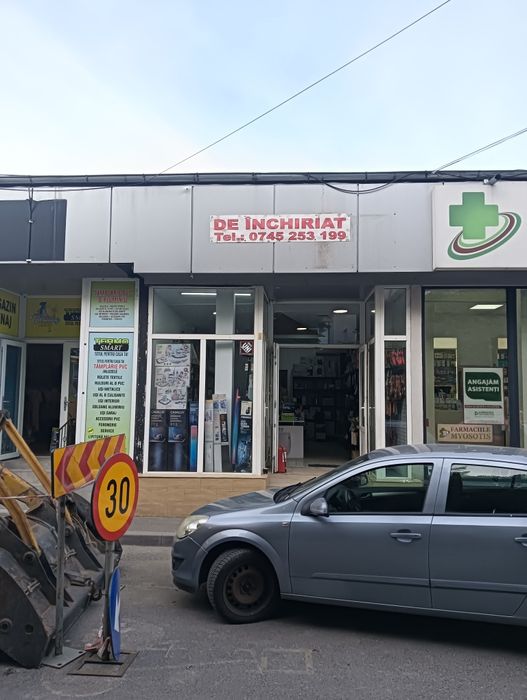 Spatiu comercial de inchiriat. Piata Micro 17 stradal
